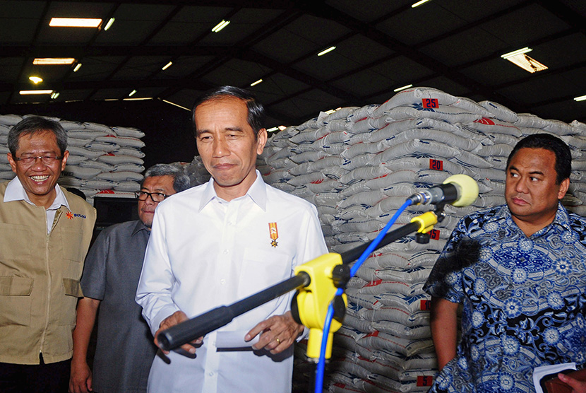 Presiden Joko Widodo (tengah) bersiap memberi keterangan usai meresmikan operasi pasar nasional di Kompleks Pergudangan Utama Bulog, Cimahi, Jawa Barat, Senin (15/6).  (Antara/Novrian Arbi)