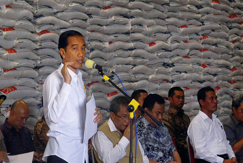  Presiden Joko Widodo memberi sambutan saat peresmian operasi pasar nasional di Kompleks Pergudangan Utama Bulog, Cimahi, Jawa Barat, Senin (15/6). (Antara/Novrian Arbi)