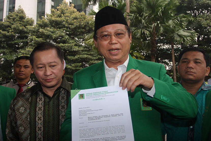   Ketum PPP versi Muktamar Jakarta Djan Faridz (kanan) menunjukkan surat permintaan penangguhan penahanan kepada wartawan sebelum menemui Pimpinan KPK di Gedung KPK, Jakarta, Senin (15/6). (Antara/Reno Esnir)