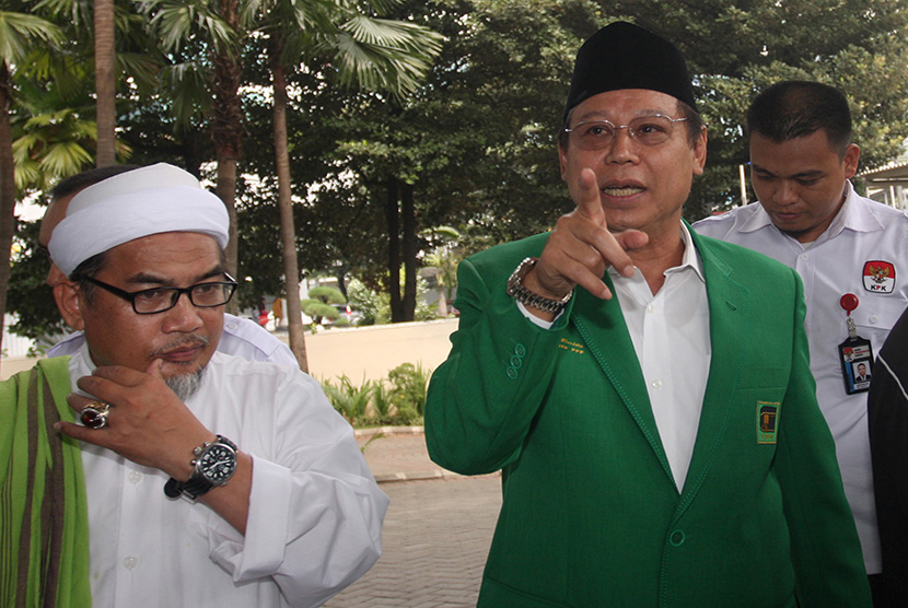  Ketum PPP versi Muktamar Jakarta Djan Faridz (kanan) tiba di Gedung KPK, Jakarta, Senin (15/6).  (Antara/Reno Esnir)