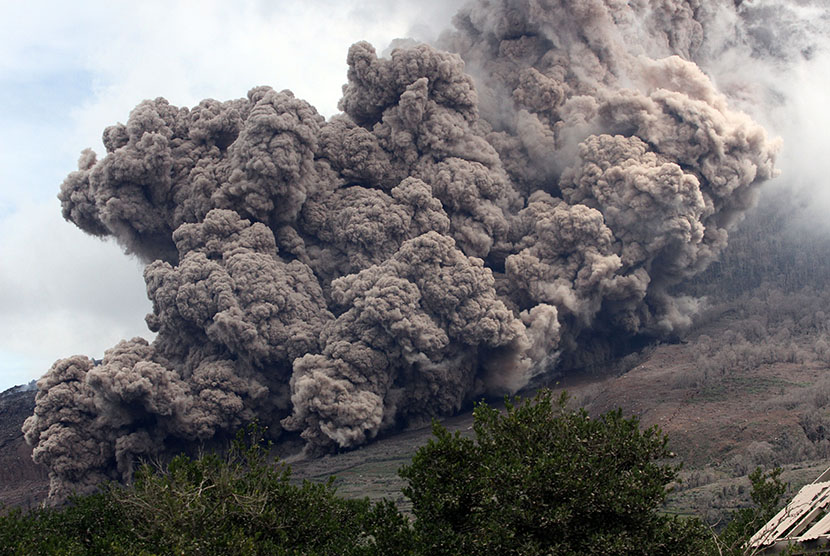   Gunung Sinabung menyemburkan material vulkanis disertai awan panas, tampak dari Desa Namanteran, Karo, Sumatera Utara, Selasa (16/6).  (Antara/Irsan Mulyadi)