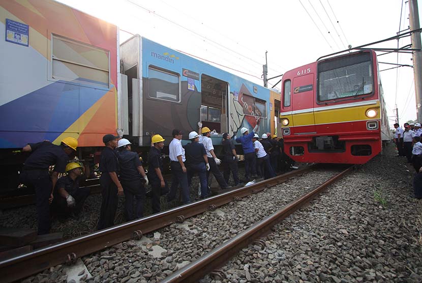 Petugas berusaha mengembalikan posisi gerbong KRL Communter Liner yang anjlok di kawasan Bintaro Permai, Jakarta Selatan, Selasa (16/6).  (Antara/Reno Esnir)