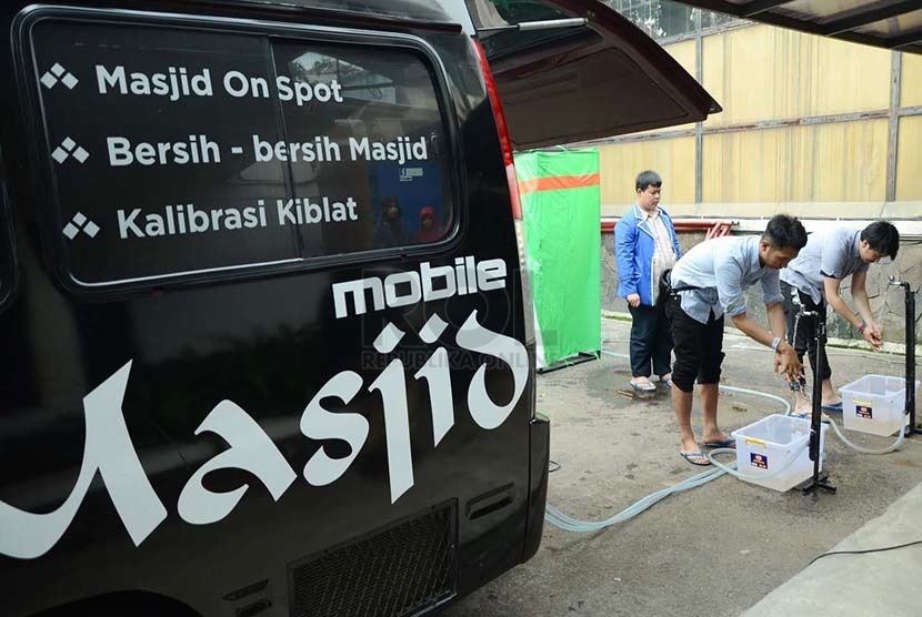     Fasilitas tempat wudhu di Mobile Masjid di Loop Station Telkomsel, Kota Bandung, Selasa (16/6). (Republika/Edi Yusuf)