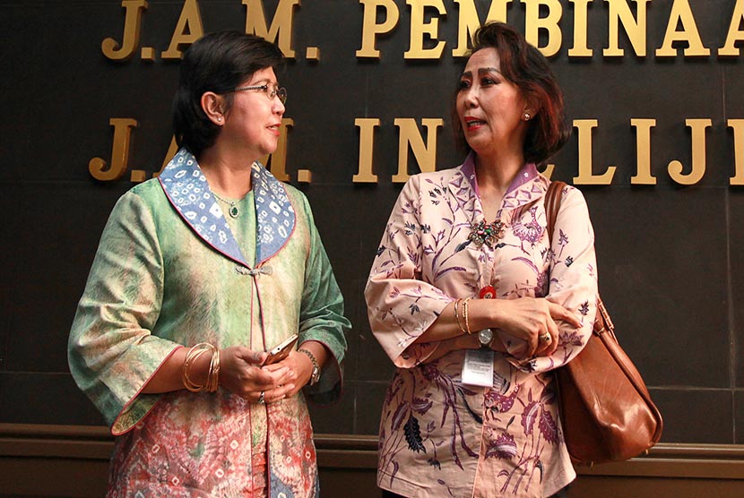  Ketua Panitia Seleksi Calon Pimpinan KPK (Pansel Capim KPK) Destry Damayanti (kiri) dan anggota Pansel KPK Yenti Ganarsih (kanan).