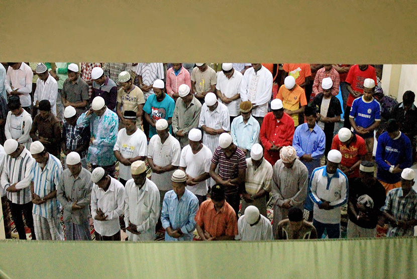    Pengungsi Rohingya melaksanakan salat Tarawih malam pertama di tempat penampungan sementara Desa Blang Ado, Aceh Utara, Aceh, Rabu (17/6).  (Antara/Rahmad)