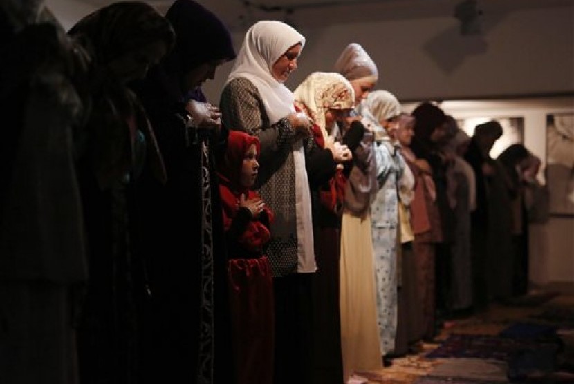 Islam di Bosnia kini dipengaruhi dengan sekularisme yang sangat kuat. Ilustrasi umat Islam Bosnia.