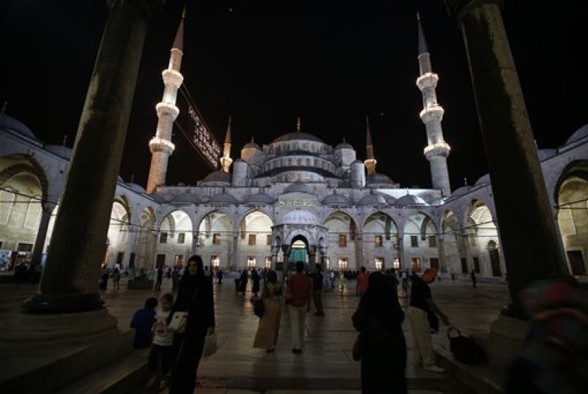  Umat Islam berkumpul di masjid Sultan Ahmed atau yang lebih dikenal dengan masjid Biru di Istanbul, Turki, Rabu (17/6), untuk melaksanakan shalat tarawih.  (AP/Emrah Gurel)