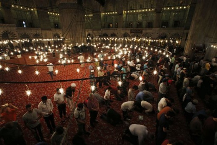  Umat Islam shalat tarawih pertama di masjid Sultan Ahmed atau yang lebih dikenal dengan masjid Biru di Istanbul, Turki, Rabu (17/6).  (AP/Emrah Gurel)