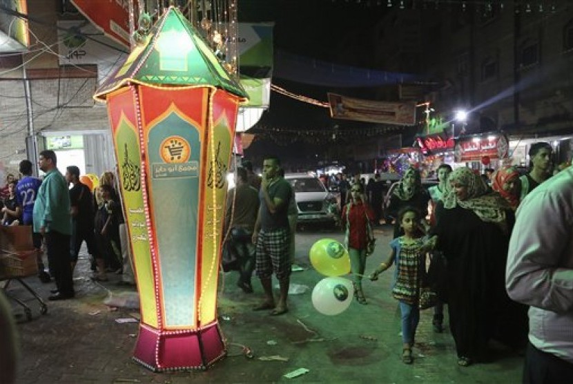  Warga Palestina merayakan datangnya bulan suci Ramadhan di Gaza, Rabu (17/6).  (AP/Adel Hana)