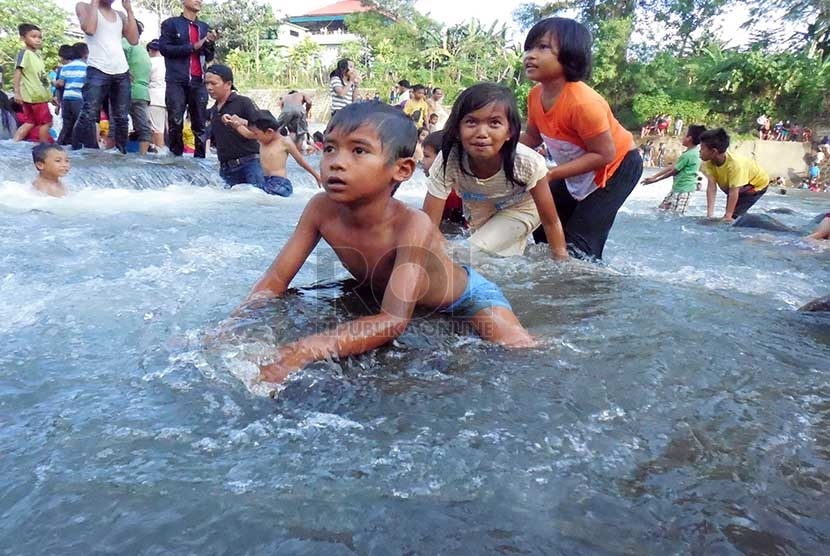   Warga Padang melakukan mandi balimau di sungai Batang Kuranji.  (Republika/Umi Nur Fadhilah)