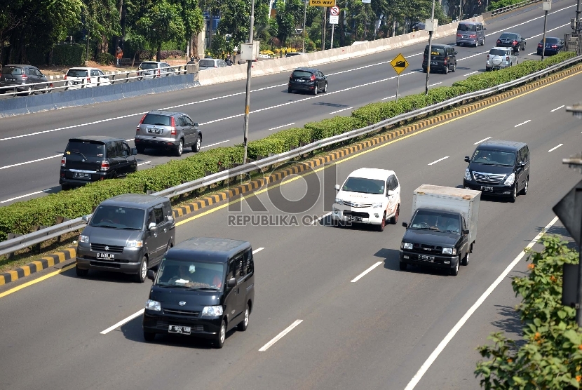 Kendaraan melintas dengan lancar di jalan Tol Dalam Kota, Jakarta Selatan. ilustrasi   (Republika/Wihdan)