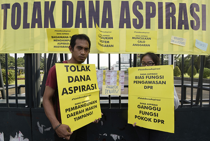 Koalisi Tolak Dana Aspirasi menggelar aksi unjuk rasa di depan pintu masuk Gedung DPR, Senayan, Jakarta, Kamis (18/6). (Antara/Sigid Kurniawan)
