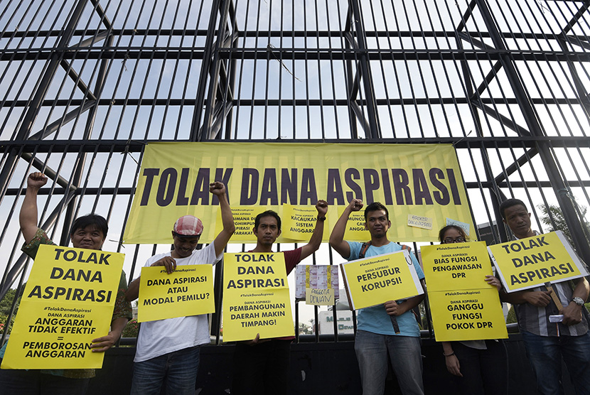 Koalisi Tolak Dana Aspirasi menggelar aksi unjuk rasa di depan pintu masuk Gedung DPR, Senayan, Jakarta, Kamis (18/6). (Antara/Sigid Kurniawan)