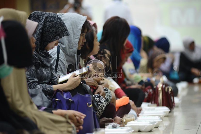  Seorang warga membaca Alquran sebelum berbuka puasa di Masjid Istiqlal, Jakarta, Kamis (18/6). (Republika/Raisan Al Farisi)