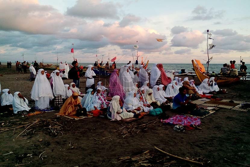  Suasana jamaah tarekat Sattariyah yang menunaikan shalat Maghrib berjamaah di Pantai Ulakan, Padang Pariaman, Sumatra Barat, Kamis (18/6).  (Republika/Umi Nur Fadhillah)