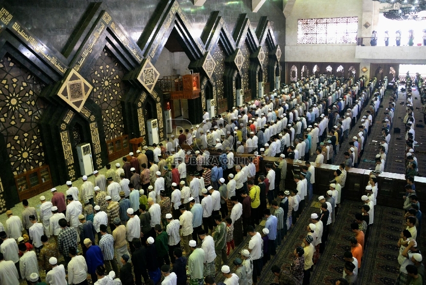 Sejumlah umat muslim menunaikan ibadah shalat Jumat pertama pada bulan suci Ramadhan 1436 H di Masjid At-Tin, Jakarta, Jumat (19/6).  (Republika/Prayogi)
