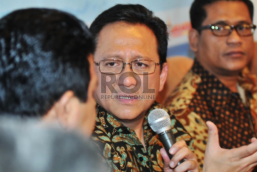 Ketua DPD RI Irman Gusman (tengah) saat hadir sebagai pembicara dalam diskusi Forum Senator untuk Rakyat (FSuR) bertajuk Lika Liku Pilkada 2015 di Jakarta, Ahad (21/6). (Republika/Rakhmawaty La'lang)
