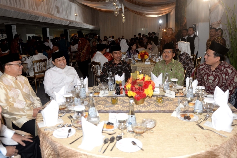  (dari kiri) Ketua DPR RI Setya Novanto, Presiden RI Joko Widodo, dan Wakil Presiden Jusuf Kalla saat buka puasa bersama di kediaman dinas Ketua DPR, Jalan Widya Chandra, Jakarta Selatan, Selasa (23/6).  (Republika/WIhdan)