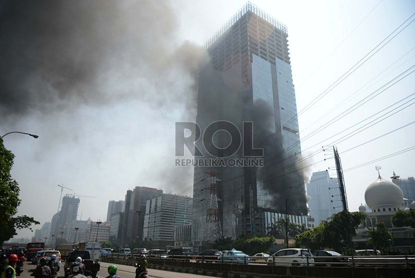 Kebakaran Gedung Centenial Tower di Jalan Gatoto Subroto, Jakarta, Rabu (24/6).  (Republika/Yogi Ardhi)