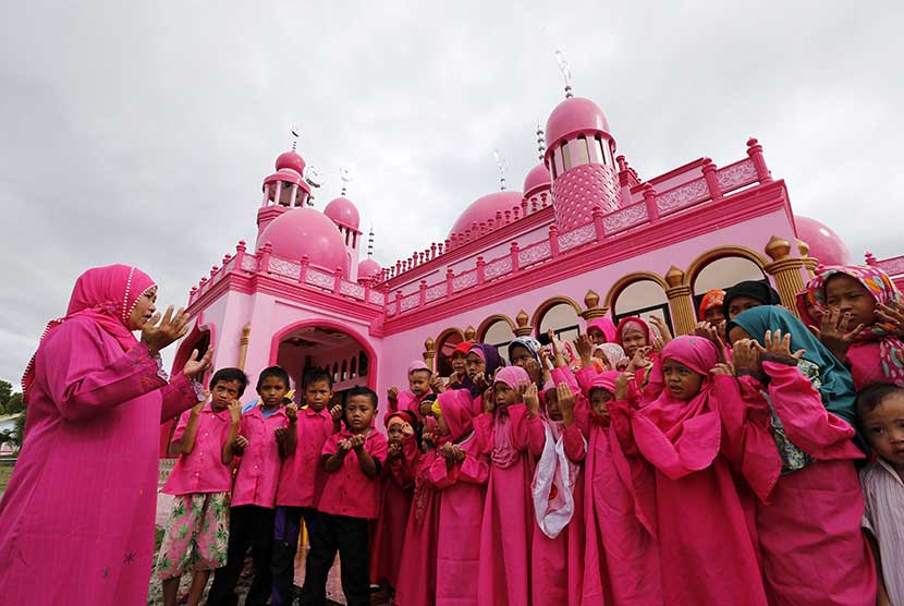  Anak-anak membaca doa dibimbing oleh guru mereka di halaman Masjid Pink di Datu Saudi Ampatuan, Filipina (ilustrasi). Islam pernah menjadi agama mayoritas di wilayah Filipina pada abad ke-15      (EPA/Ritchie B. Tongo)