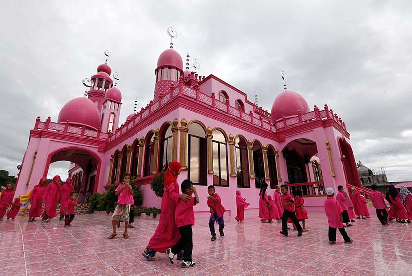  Anak-anak bermain di halaman Masjid Pink di Datu Saudi Ampatuan, Filipina.     (EPA/Ritchie B. Tongo)
