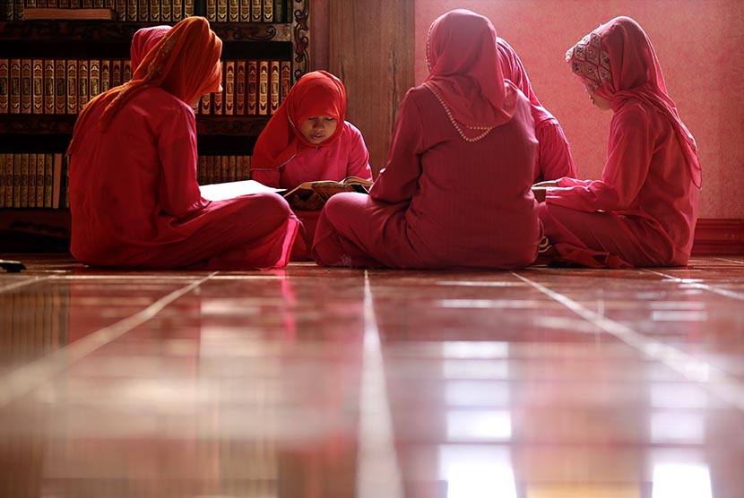 Sejumlah wanita membaca kitab suci Alquran di Masjid Pink di Datu Saudi Ampatuan, Filipina.     (EPA/Ritchie B. Tongo)