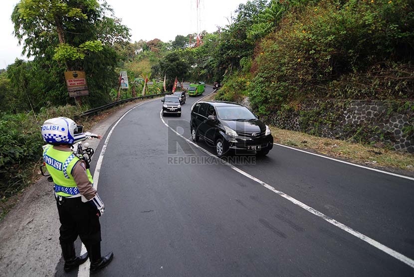 Petugas mengamankan jalur mudik di Lingkar Gentong, Kabupaten Tasikmalaya, Kamis (25/6).  (foto : Septianjar Muharam)