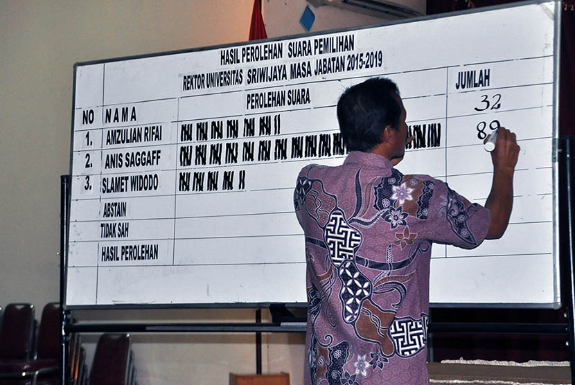  Pemungutan suara saat pemilihan Calon Rektor Universitas Sriwijaya (Unsri) di kampus Pasca Sarjana, Palembang, Senin (29/6).