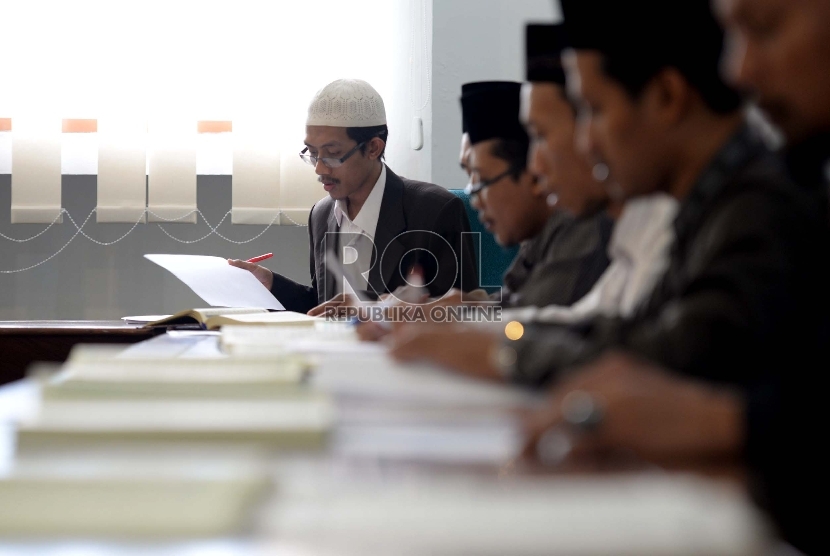 Petugas tashih atau penashih memeriksa naskah Alquran di Lajnah Pentashihan Mushaf Al-Quran, TMII, Jakarta. (Republika/Wihdan)