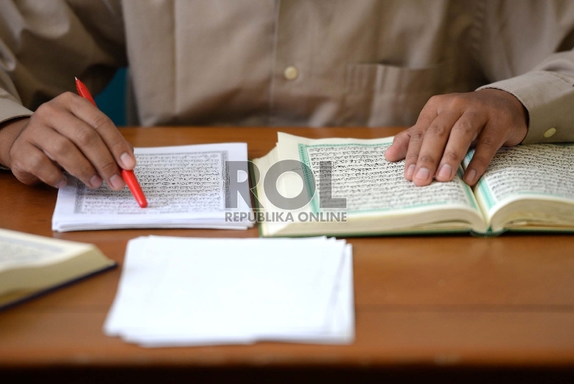 Petugas tashih atau penashih memeriksa naskah Alquran di Lajnah Pentashihan Mushaf Alquran.