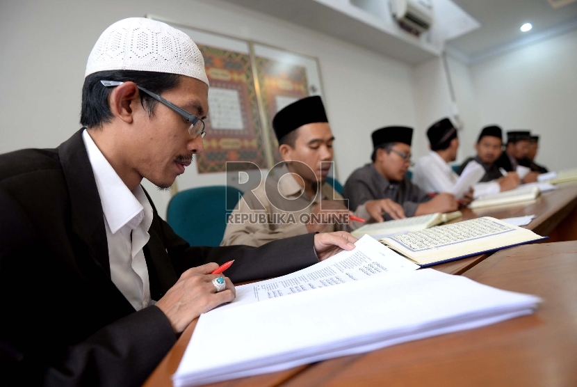 Petugas tashih atau penashih memeriksa naskah Alquran di Lajnah Pentashihan Mushaf Al-Quran, TMII, Jakarta, Senin (29/6). (Republika/Wihdan)
