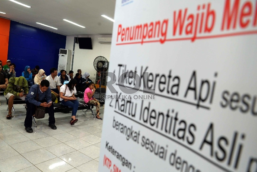 Calon penumpang membeli tiket Kereta Api di Stasiun Pasar Senen, Jakarta (29/6). (Republika/Yasin Habibi)
