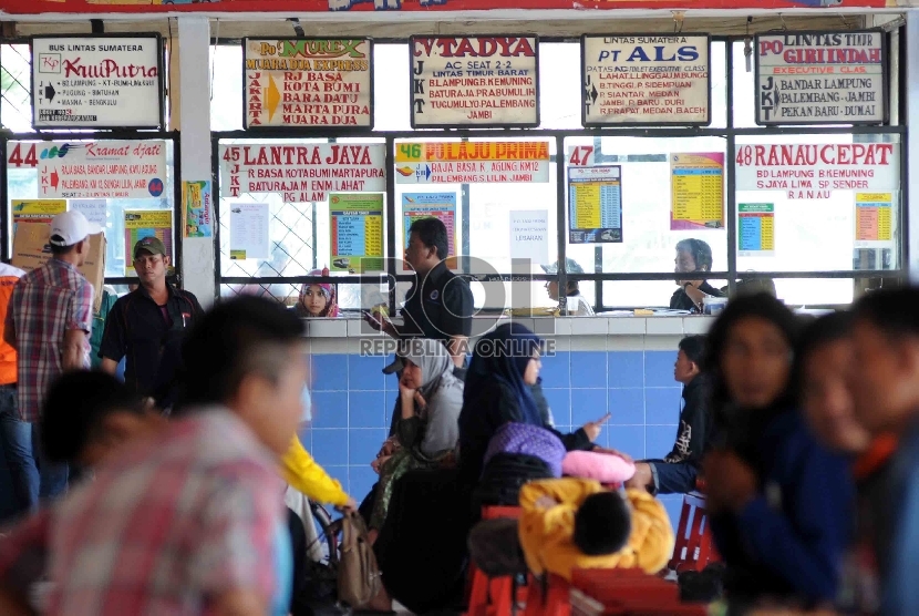 Loket penjulan tiket bus antar kota di Terminal Kampung Rambutan, Jakarta Timur, Senin (29/6).  (Republika/Agung Supriyanto)
