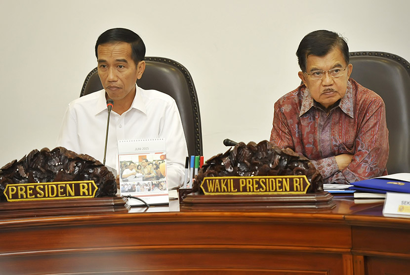  Presiden Joko Widodo didampingi Wapres Jusuf Kalla (kanan) memimpin rapat terbatas membahas proyek galangan kapal di Kantor Kepresidenan, Jakarta, Senin (28/6).  (Antara/Yudhi Mahatma)