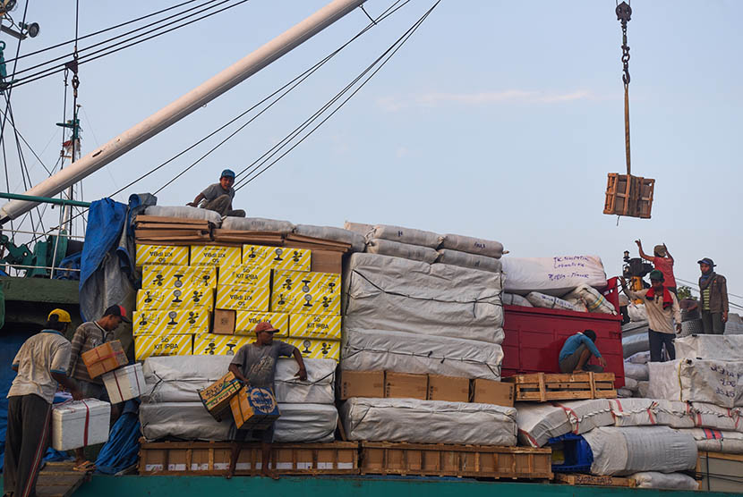  Sejumlah pekerja melakukan aktivitas bongkar muat di atas kapal di Pelabuhan Rakyat Kalimas, Surabaya, Jawa Timur, Senin (29/6).  (Antara/Zabur Karuru)