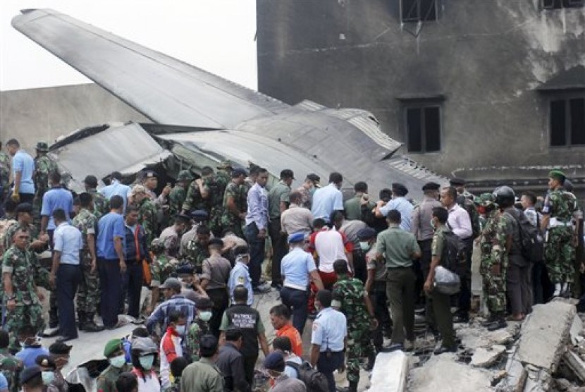  Badan pesawat Hercules C-130 milik TNI AU yang jatuh menghantam pemukiman warga di Jalan Jamin Ginting, Medan, Selasa (30/6).   (AP/Andi Rambe) 