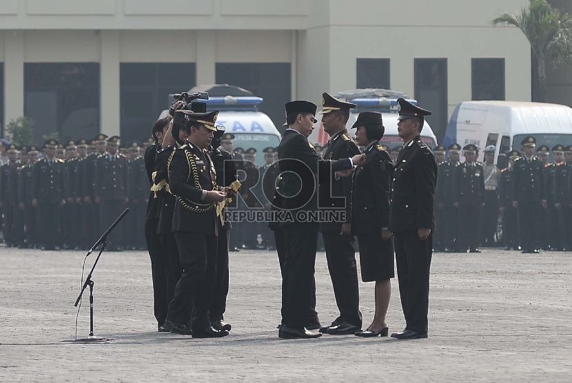 Presiden Joko Widodo memberikan penghargaan Bintang Bhayangkara Nararya kepada anggota Polri berprestasi di Mako Brimob Kelapa Dua, Depok, Rabu (1/7). (Republika/Raisan Al Farisi)