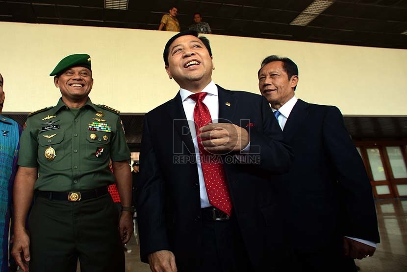 Ketua DPR RI Setya Novanto (tengah) bersama Letnan Jenderal TNI (Purn) Sutiyoso (kanan) dan Jenderal TNI Gatot Nurmantyo usai rapat paripurna DPR RI di Kompleks Parlemen Senayan, Jakarta, Jumat (3/7).  (Republika/Rakhmawaty La’lang)