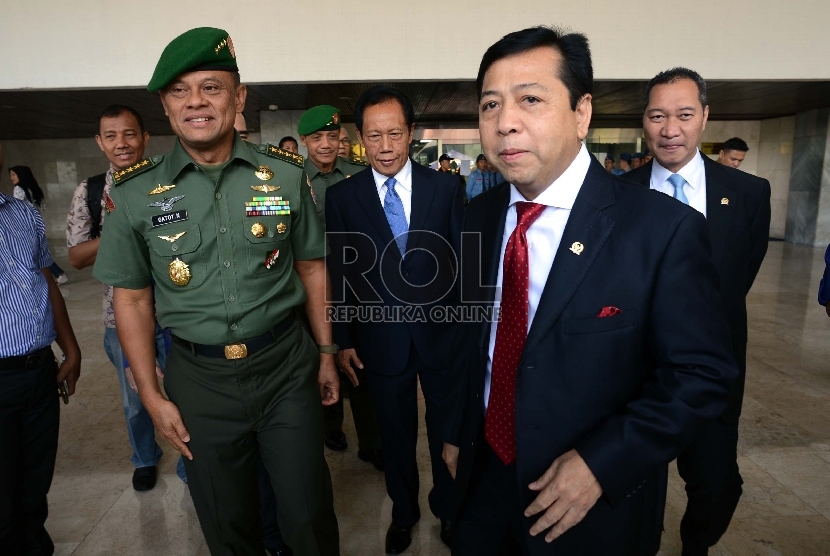 Ketua DPR RI Setya Novanto (tengah) bersama Letnan Jenderal TNI (Purn) Sutiyoso (kanan) dan Jenderal TNI Gatot Nurmantyo usai rapat paripurna DPR RI di Kompleks Parlemen Senayan, Jakarta, Jumat (3/7).  (Republika/Rakhmawaty La’lang)