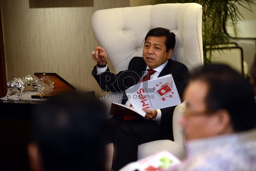  Ketua DPR Setya Novanto (tengah) berfoto bersama usai menerima tim pengembang aplikasi iMes (Indonesia Messenger) di Kompleks Parlemen, Jakarta, Jumat (3/7). (Republika/Rakhmawaty La'lang)