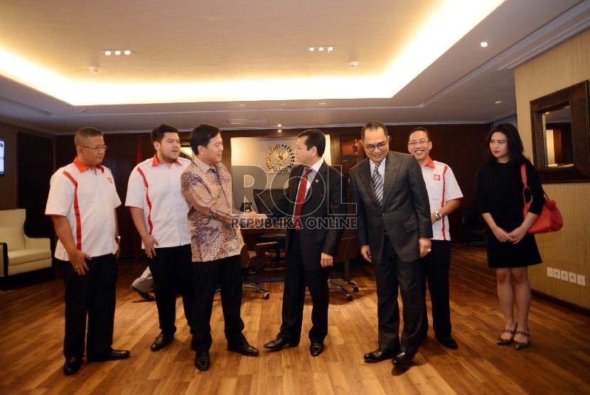  Ketua DPR Setya Novanto (tengah) berfoto bersama usai menerima tim pengembang aplikasi iMes (Indonesia Messenger) di Kompleks Parlemen, Jakarta, Jumat (3/7). (Republika/Rakhmawaty La'lang)