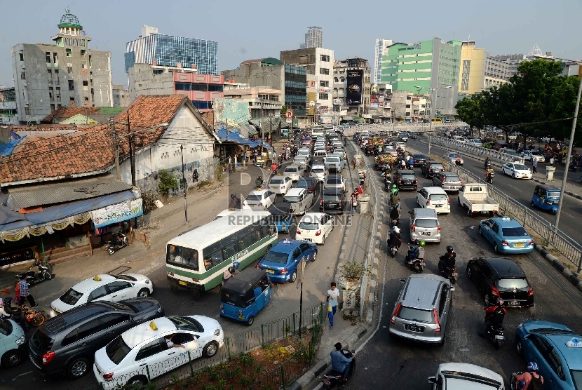  Arus lalu lintas yang padat di kawasan Tanah Abang, Jakarta, Ahad (5/7).  (Republika/Yasin Habiibi)