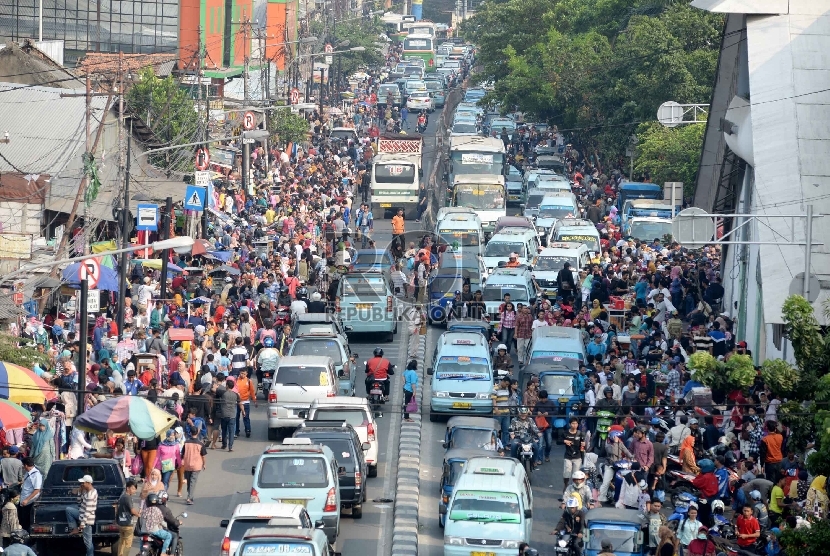  [Ilustrasi] Arus lalu lintas yang padat di Tanah Abang, Jakarta.  (Republika/Yasin Habiibi)