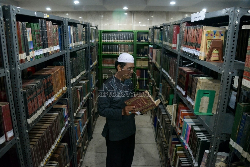 Pengunjung membaca buku di Perpustakaan Masjid Istiqlal, Jakarta, Ahad (7/5). (Republika/Prayogi)