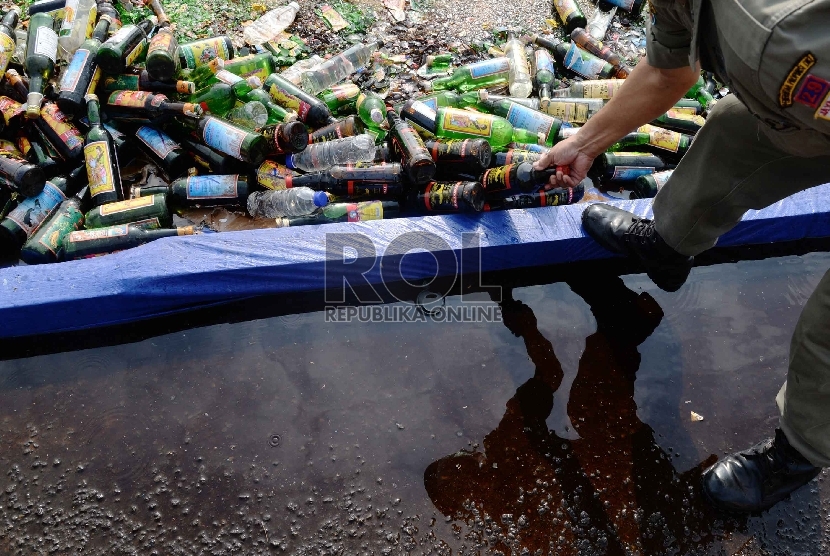  Petugas satpol PP memusnahkan ribuan botol minuman keras (miras)    (Republika/Yasin Habibi)