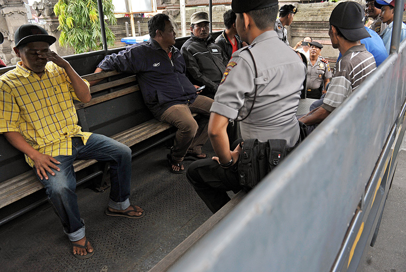  Polisi mengangkut tujuh orang pria untuk diperiksa lebih lanjut saat razia ketertiban terminal menjelang Lebaran di Terminal Ubung, Denpasar, Rabu (8/7).  (Antara/Nyoman Budhiana)