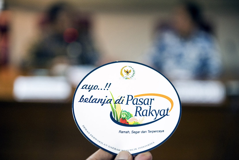 Ketua DPD Irman Gusman (kedua kanan) didampingi Menteri Perdagangan Rachmat Gobel saat  peresmian kampanye Ayo Belanja di Pasar Tradisional di gedung DPD, Jakarta, Kamis (9/7). (Antara/M Agung Rajasa)