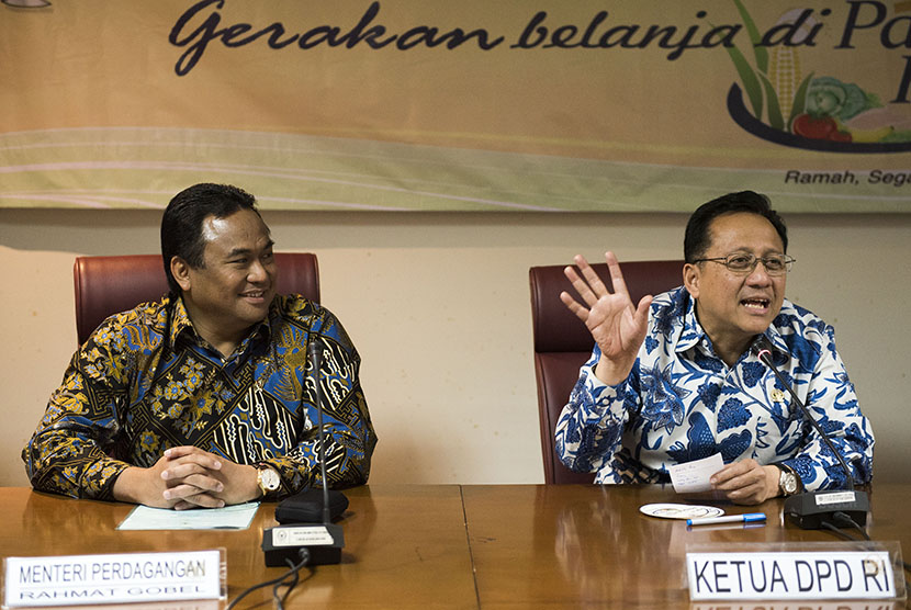 Ketua DPD Irman Gusman (kedua kanan) didampingi Menteri Perdagangan Rachmat Gobel saat  peresmian kampanye Ayo Belanja di Pasar Tradisional di gedung DPD, Jakarta, Kamis (9/7). (Antara/M Agung Rajasa)
