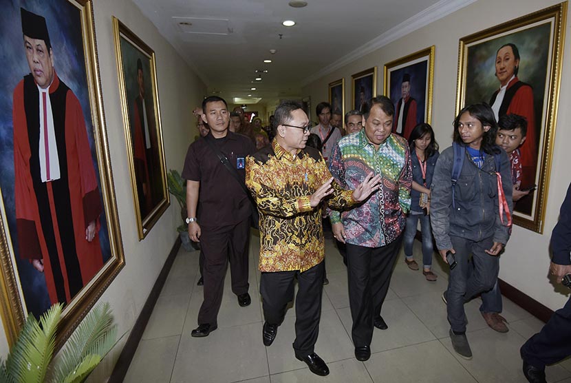  Ketua MPR Zulkifli Hasan (kedua kiri) berbincang dengan Ketua Mahkamah Konstitusi (MK) Arief Hidayat (ketiga kiri) seusai menyerahkan undangan pelaksanaan Sidang Tahunan MPR di Gedung MK, Jakarta, Kamis (9/7). (Antara/Sigid Kurniawan)