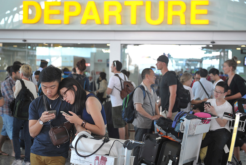  Sejumlah warga negara asing menunggu informasi keberangkatan penerbangannya setelah adanya penutupan semua penerbangan di Terminal Internasional Bandara Ngurah Rai, Denpasar, Jumat (10/7).  (Antara/Nyoman Budhiana)